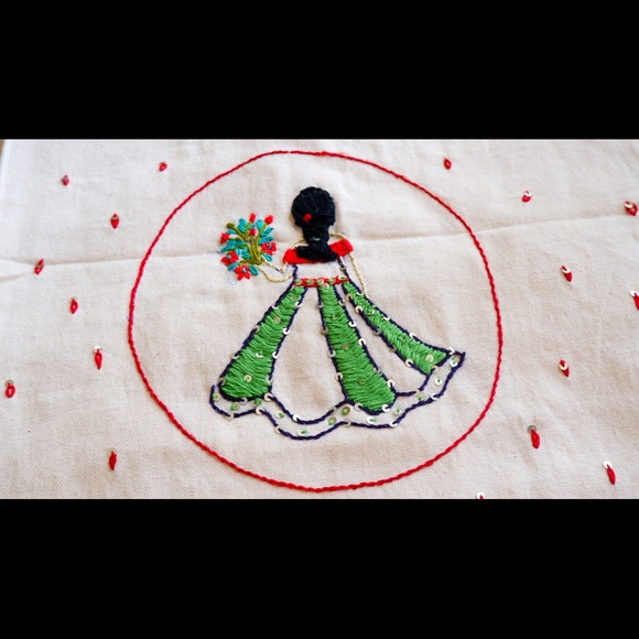 Bouquet girl hand embroidered tote bag, minimalistic boho chic bag, reusable bag - Picture 4 of 4